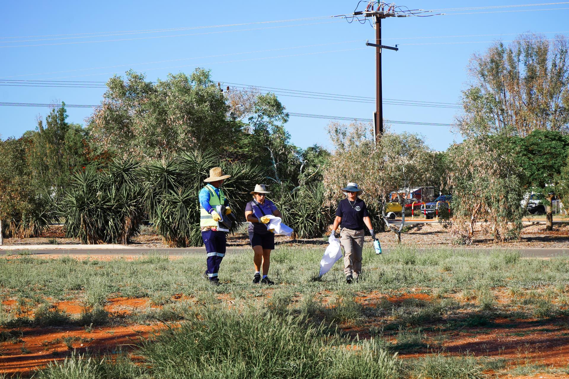 Shire President Matt Niikkula, Councillor Amanda Kailis and Councillor Kirsty Devereux &lsquo;getting their gloves on&rsquo; 